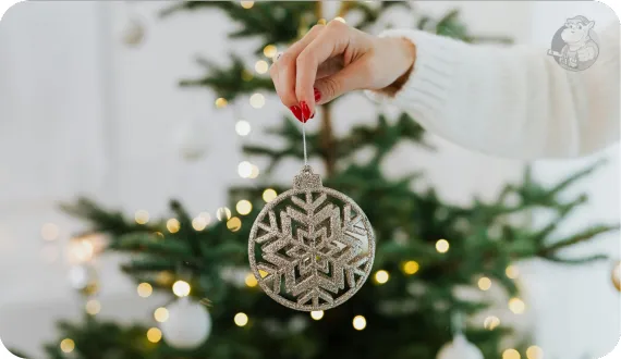 minimalistyczna srebrna zawieszka na choinkę